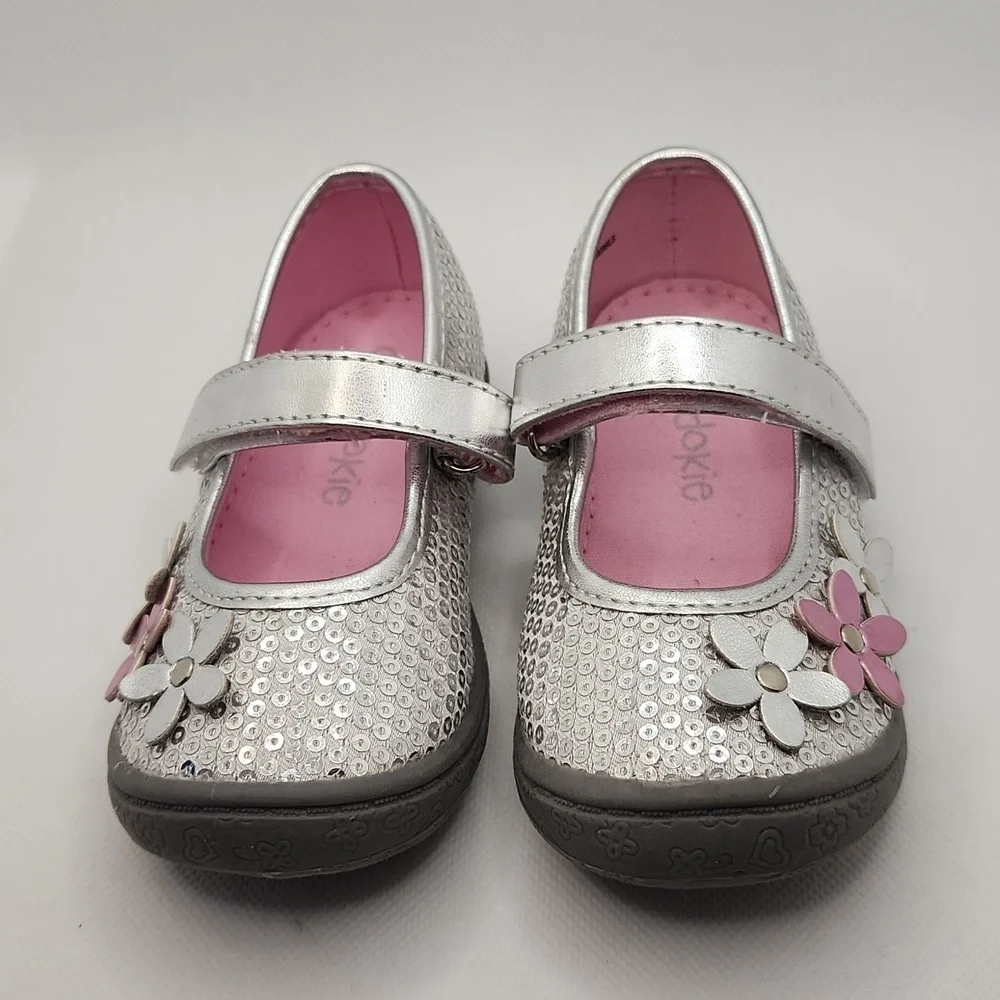 Okie Dokie Girls Silver Sequin Shoes with Flower Design Size 6M. NWOT